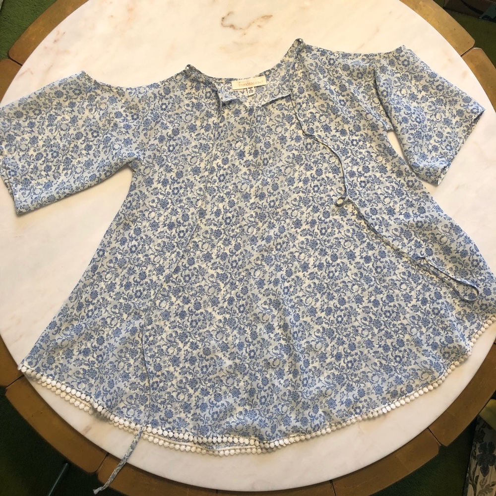 Cold-shoulder top